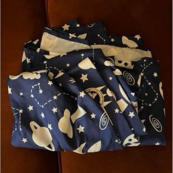 Space curtains - Picture 2 of 2